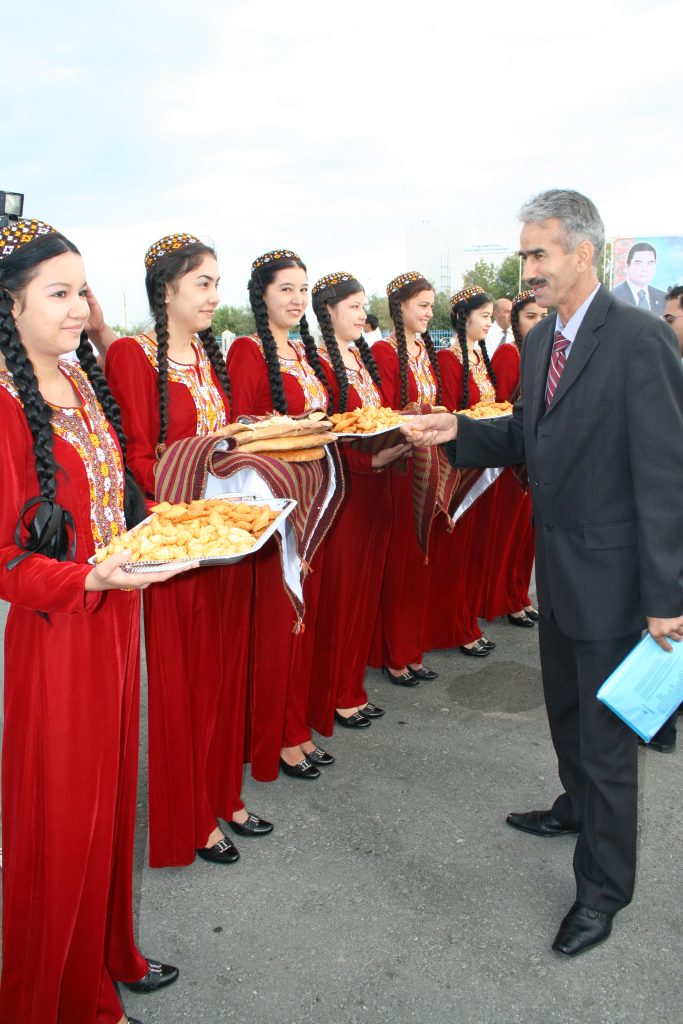 Хан Курбанов пробует гостевое угощение (Туркменистан, Дашогуз, май 2007 г.)
